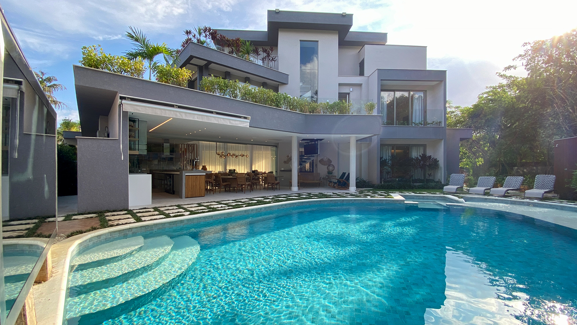 Riviera - Casa luxuosa e exclusiva mansão tríplex na riviera de são lourenço, 8 dormitórios, 8 suítes, com acabamentos de altíssimo nível e 700m² de área construída. A mansão conta com ambientes amplos e integrado belamente decorado além de uma área gourmet completa e uma piscina com hidromassagem e telão. outros diferenciais incluem sauna úmida, adega e uma praça do fogo. a suíte master proporciona total exclusividade com uma praça de fogo privativa e hidromassagem, tudo isso a poucos metros da praia. Riviera de São Lourenço 